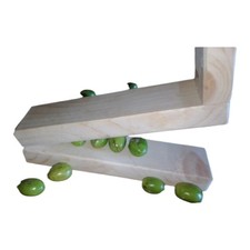 Nuovo. SCHIACCIA  OLIVE ARTIGIANALE  IN  LEGNO,FACILE,UTILE, VELOCE DA PULIRE .