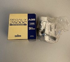 Mulinello da spinning Daiwa Regal-X 2500C nuovo con scatola con bobina extra nuovo