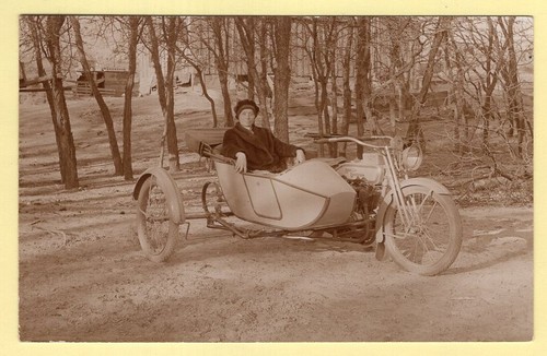 Lady posa una moto - posa,