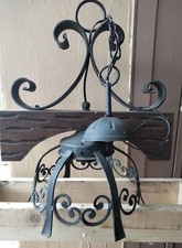 Lampadario in ferro battuto e legno 