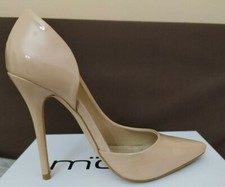 Décolleté beige di vernice a punta aperte su un lato.Tacco a spillo