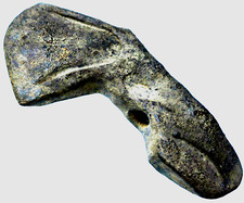 Antica ascia intagliata in