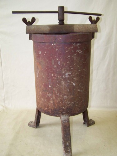 Grande vecchia pressa per vino - vecchia,