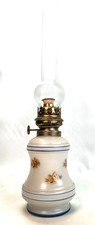 LAMPE A PETROLE EN OPALINE