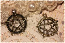 2 pz Pentacolo Stella 5 Punte pendente color bronzo 3,1x2,9 cm charm ciondolo