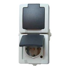 Kopp Nautic presa doppia contatto protettivo per ambienti umidi da incasso con coperchio pieghevole.