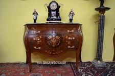 Comò bombato a tre cassetti stile Luigi XV