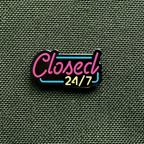 Closed fluorescent sign - 24/7,