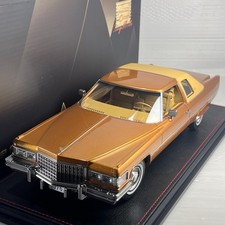 Francobollo 1/18 GLM 1976 Cadillac Coupe de Ville Amberlite Firemist STM1976604