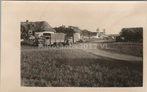 Foto camion un villaggio - un,