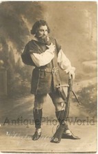 Uomo attore con balestra foto