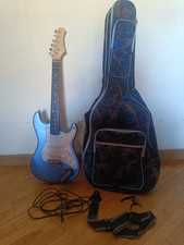 Chitarra elettrica Eko 3/4 con amplificatore in cuffia, capotasto e custodia