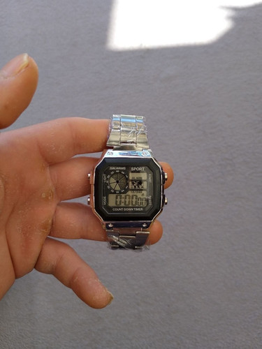 Montre digitale rétro acier