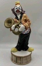 Statuina in ceramica con pagliaccio di Capodimonte che suona corno francese