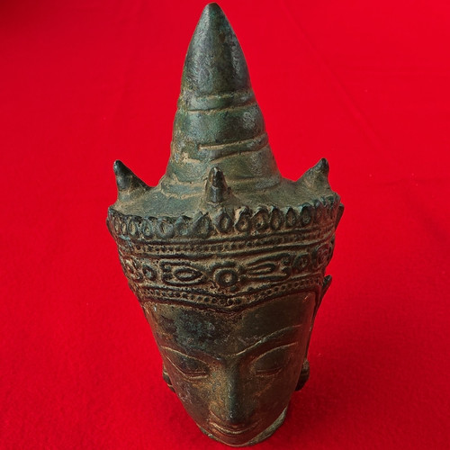 Antica testa buddha in - antica,