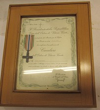 QUADRO CON DIPLOMA E CROCE CAVALIERE DI VITTORIO VENETO
