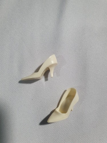 Closed toe shoes - toe, bone