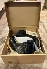 Stivali UGG W Lynnea II con borchie, foderati in pelliccia, pelle nera, US 7. Nuovi con scatola + cacao come nuovi!