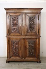 Imponente armadio antico, dispensa in noce massello scolpito sec XIX