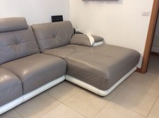 Divano in vera pelle, con penisola a sinistra, largo 295cm, colore grigio