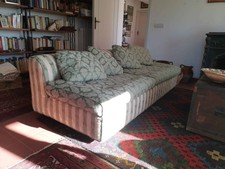 Divano 8 posti in 3 parti componibile, in raso verde salvia, cuscini sfoderabili