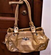 KATHY VAN ZEELAND Borsa media oro sottobraccio