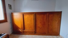 mobile in legno marrone , ideale per soggiorno,camere da letto o archivi.