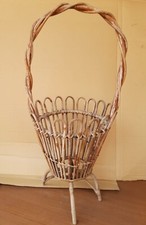 VECCHIO CESTINO IN VIMINI INTRECCIATI CON MANICO CENTRALE A 3 GAMBE