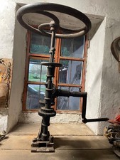 Antico trapano a colonna