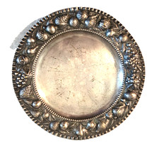 antico piatto tondo in metallo argentato sbalzato a mano