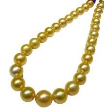 Enorme collana di perle tonde