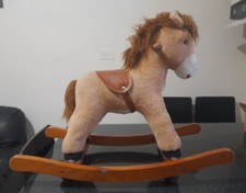 Cavallino A Dondolo Peluche Con Base In Legno E Ruote 67×56 Cm Vintage 