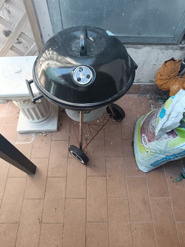 Barbeque carbonella con - barbeque, a