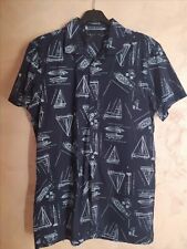 Camicia uomo nera con motivi geometrici a mezze maniche 