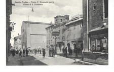 GUALDO TADINO PIAZZA VITTORIO EMANUELE CARTOLINA FP NO VG BELLA ANIMAZIONE