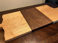 Tavola per salumi fatta a mano in acero riccio e noce brasiliana