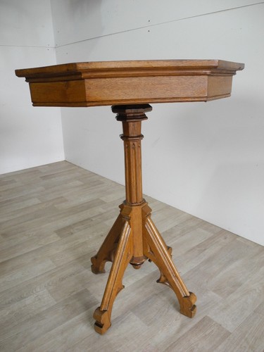 Tavolo neo gotico tavolino
