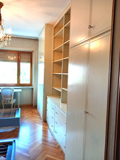 camera da letto bianca completa di libreria, armadi, cassettoni e comodini  