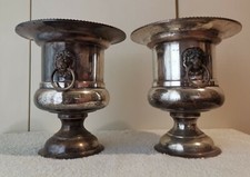 Due Vasi Scheffield Con Borchie E Teste Di Leone