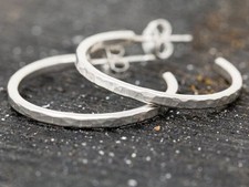 Semplice orecchino a cerchio aperto in argento sterling massiccio 925...
