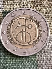 Una Moneta Da 2 Euro Rara, Con L’omino Stilizzato Con Evidente Errore Di Conio.