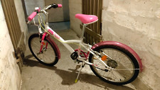 bicicletta da bambina con casco e accessori
