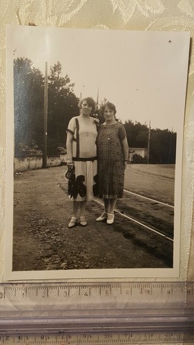 Foto ritratto due donne abiti - foto,