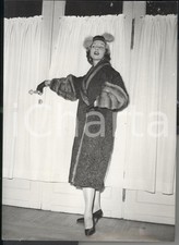1954 ROMA Hotel Excelsior - Modella sfila con pelliccia di agnellino *Foto MODA