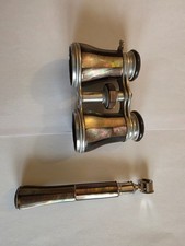Antico binocolo da teatro con inserti in madreperla, manico  estensibile