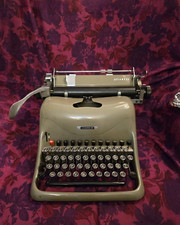Macchina da scrivere Olivetti