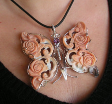 Ciondolo conchiglia cammeo farfalla intagliata stile antico intagliato made in Italy a mano