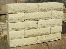 Tufo giallo chiaro bugnato