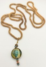 Collana CHIAMA ANGELI lunghissima dorata con pendente con disegno di diamante.