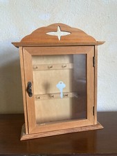 Casetta portachiavi in legno chiaro. 8 ganci. Cm 28 x 22. Ottime condizioni.